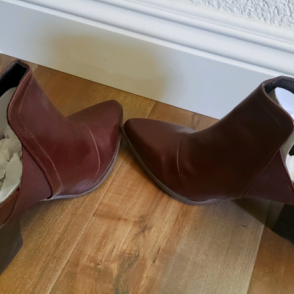 Brown mules
